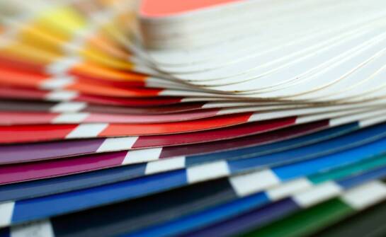 Jak technologie druku wpływają na estetykę broszur reklamowych?