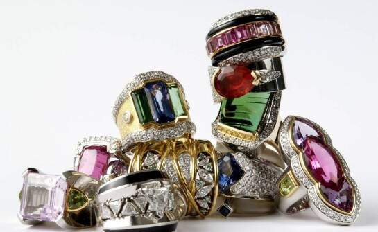 Pierścionki zaręczynowe z szafirem: klasyczne piękno w nowoczesnym wydaniu