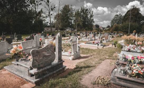 Wybór nagrobka – jakie usługi kamieniarskie oferują zakłady pogrzebowe?