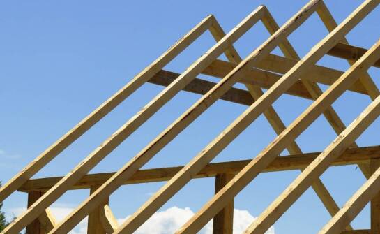 Plandeki na altanę a regulacje prawne dotyczące materiałów budowlanych