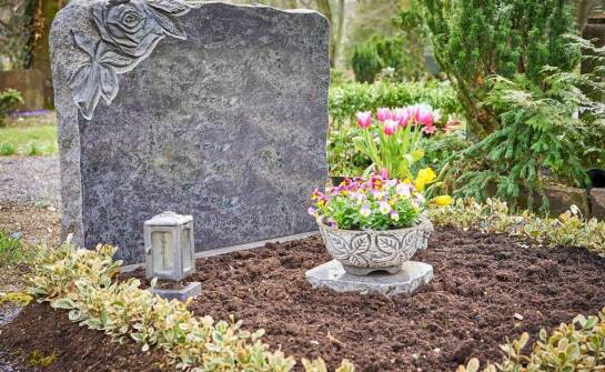 Czym różni się tradycyjny pochówek od kremacji w ofercie firmy?