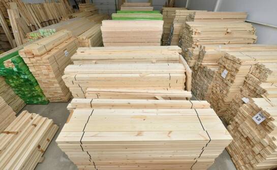 Wybór drewna do budowy sauny: co warto wiedzieć przed zakupem?