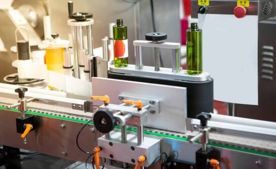 Wpływ innowacyjnych maszyn na efektywność produkcji opakowań kosmetycznych