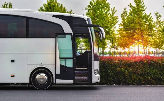 Jakie czynniki wpływają na koszt wynajmu autobusu?