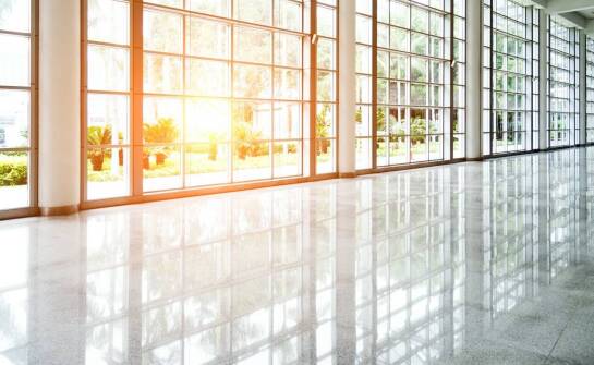 Jak profesjonalny montaż płytek zwiększa komfort użytkowania przestrzeni handlowej?