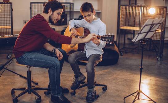 Jakie metody nauczania stosowane są podczas lekcji gitary w Białymstoku?