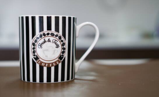 Jakie korzyści przynosi personalizacja kubków z nadrukiem dla Twojego biznesu?