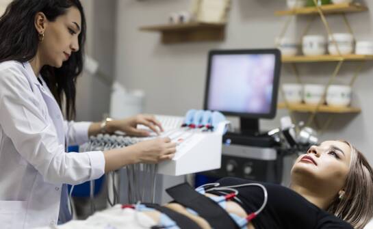 Jak wygląda sesja odchudzania prądami w nowoczesnym gabinecie?