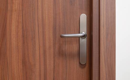 Jakie są najważniejsze cechy, które powinny mieć wysokiej jakości nakładki drewniane?