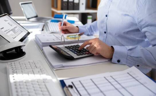 Sprawy kadrowe i płacowe na odległość: usługi biura rachunkowego przez e-mail