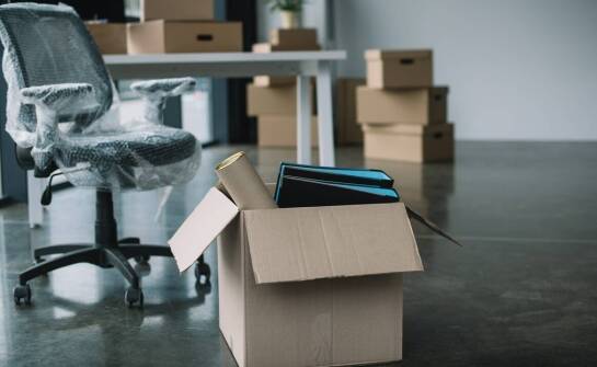 Jak kartony dla biur wpływają na organizację przestrzeni pracy?