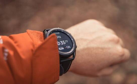 Funkcje nawigacyjne w smartwatchu męskim sportowym – jak mogą pomóc?