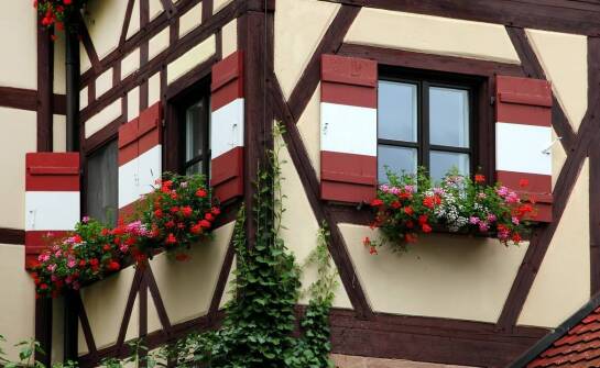 Rola okiennic drewnianych zewnętrznych w architekturze tradycyjnej i nowoczesnej