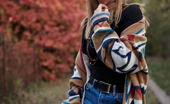 Swetry w stylu boho – jak je nosić na co dzień?
