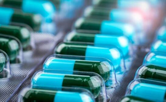 Jakie wyzwania stoją przed naukowcami w walce z antybiotykoopornością za pomocą FMT?