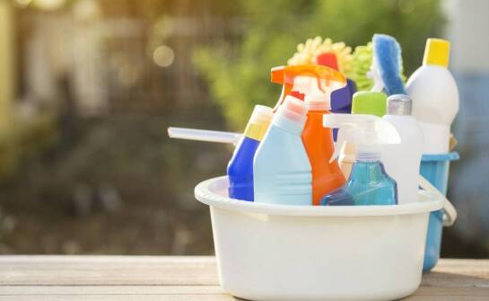 Ekologiczne środki czyszczące w sprzątaniu przestrzeni handlowych