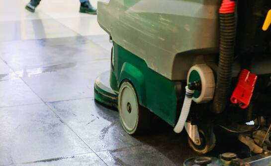 Jak profesjonalne sprzątanie wspiera działalność centrów handlowych?