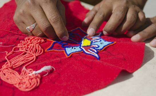 Porównanie technik haftu stosowanych w produkcji sztandarów szkolnych