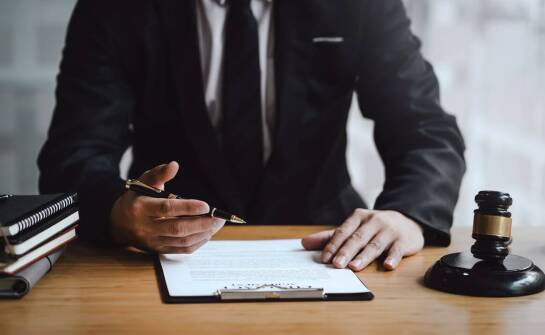 Obrona oskarżonego: jak adwokat mińsk mazowiecki zapewnia skuteczną obronę?