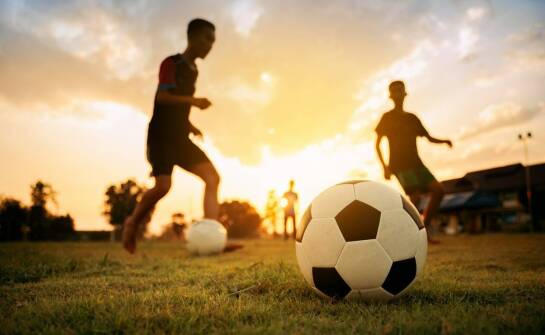 Najlepsze gry plenerowe dla młodzieży do organizacji aktywnego wypoczynku