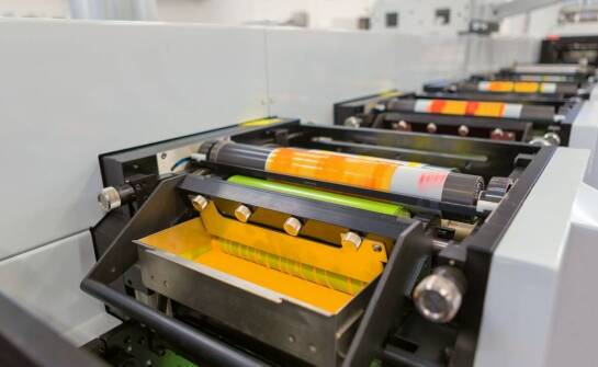 Zastosowanie aplikatorów etykiet samoprzylepnych w różnych branżach przemysłowych