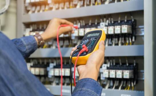 Jakie korzyści przynosi regularny pomiar natężenia oświetlenia w zakładach produkcyjnych?