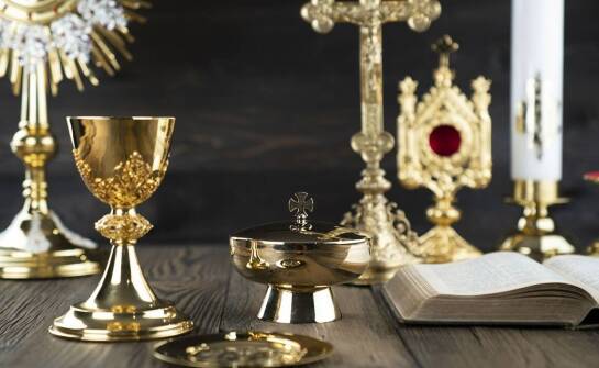 Personalizacja dewocjonaliów: jak dostosować zamówienie do potrzeb parafii?