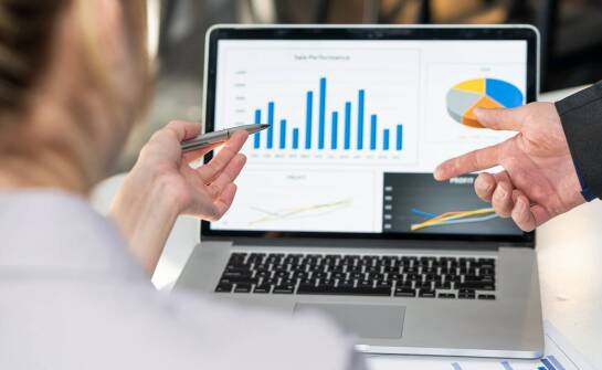 Outsourcing procesów wytwórczych – sposób na optymalizację kosztów i szybkie wejście na rynek farmaceutyczny.