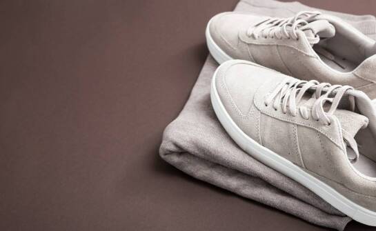 Czy osoby z płaskostopiem mogą nosić tenisówki na platformie?