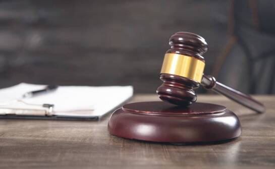 Jak skutecznie egzekwować należności przy użyciu procedur komorniczych?