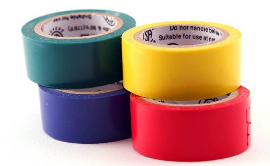 Personalizowane taśmy samoprzylepne z nadrukiem – trendy i możliwości