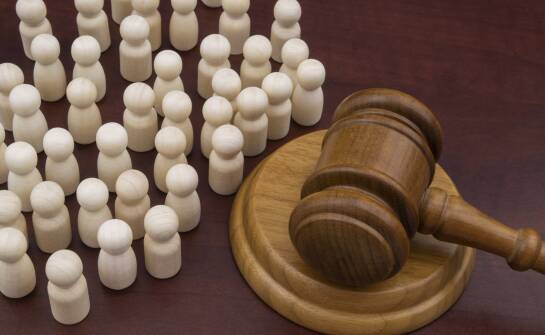 Jakie są zasady ochrony praw pracowniczych w kontekście zwolnień grupowych w Niemczech?