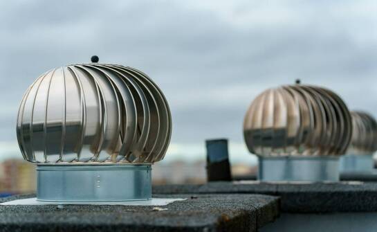 Rola wywiewek wentylacyjnych dachowych w ochronie przed wilgocią i pleśnią