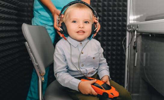 Jak badanie słuchu u dziecka wpływa na jego postępy w nauce?