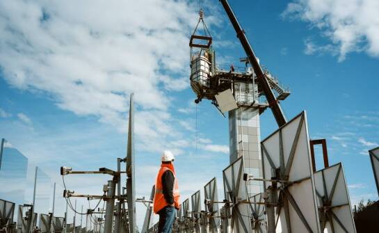 Przegląd technologii i zastosowań obrotnic do fotowoltaiki w różnych sektorach przemysłowych