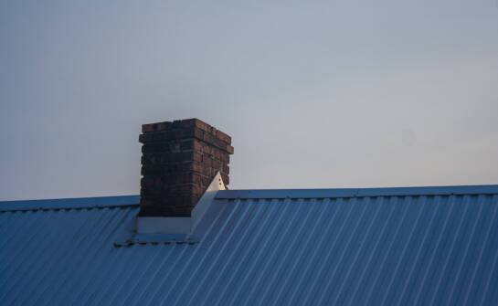 Rola frezowania kominów w przygotowaniu do montażu nasad kominowych