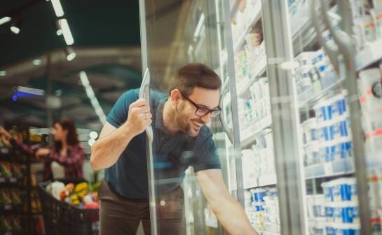 Znaczenie indywidualnego projektowania drzwi do chłodni dla różnych branż