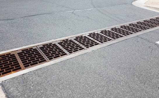 Estetyczne i funkcjonalne aspekty kratek ściekowych zewnętrznych