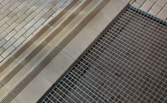 Jak systemy odwodnienia liniowego mogą przeciwdziałać korozji?