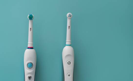 Jakie korzyści niesie ze sobą stosowanie szczoteczki elektrycznej obrotowej w profilaktyce próchnicy?