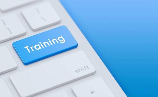 Szkolenie wstępne – kluczowe informacje i etapy pierwszego dnia pracy