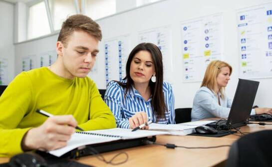 Szkolenia BHP po ukraińsku – zasady, wymagania i organizacja kursów