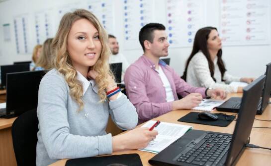 Kursy i szkolenia po ukraińsku – jak wybrać odpowiednią ofertę edukacyjną