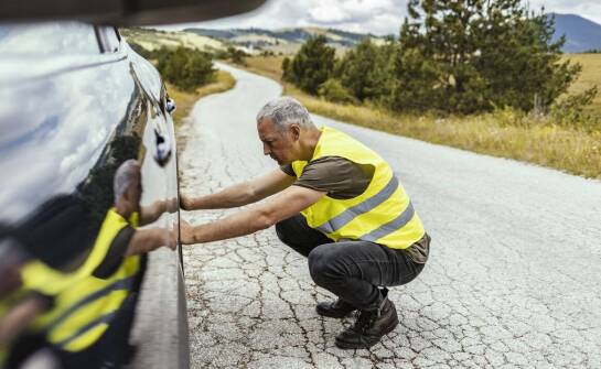 Jak działa pomoc drogowa i kiedy warto skorzystać z jej usług?