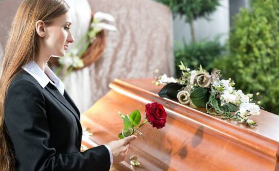 Najważniejsze informacje o usługach pogrzebowych – co obejmuje oferta branży
