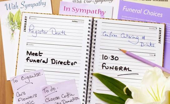 Jak wygląda organizacja ostatniego pożegnania – najważniejsze informacje