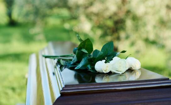 Jak przygotować się do ceremonii pogrzebowej – najistotniejsze aspekty