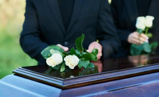 Wsparcie w trudnych chwilach – jak wygląda pomoc pogrzebowa krok po kroku