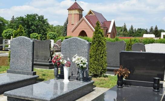 Jakie usługi oferuje zakład pogrzebowy i na co zwrócić uwagę przy wyborze