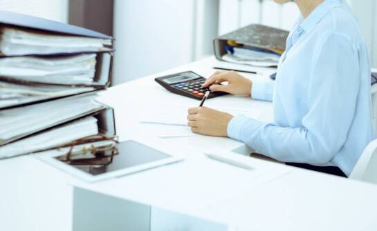 Jakie zadania realizuje biuro rachunkowe i kiedy warto skorzystać z usług?